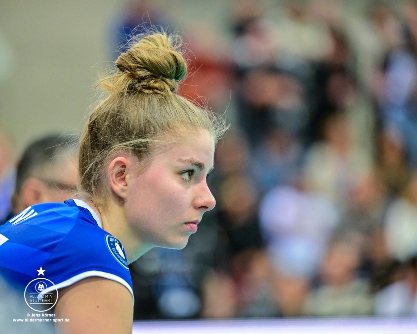 赛前斯图加特调整名单以备中超,防线松动环节打磨,球迷炸锅,更衣室氛围转暖的简单介绍 赛前斯图加特调整名单以备中超,防线松动环节打磨,球迷炸锅,更衣室氛围转暖的简单介绍